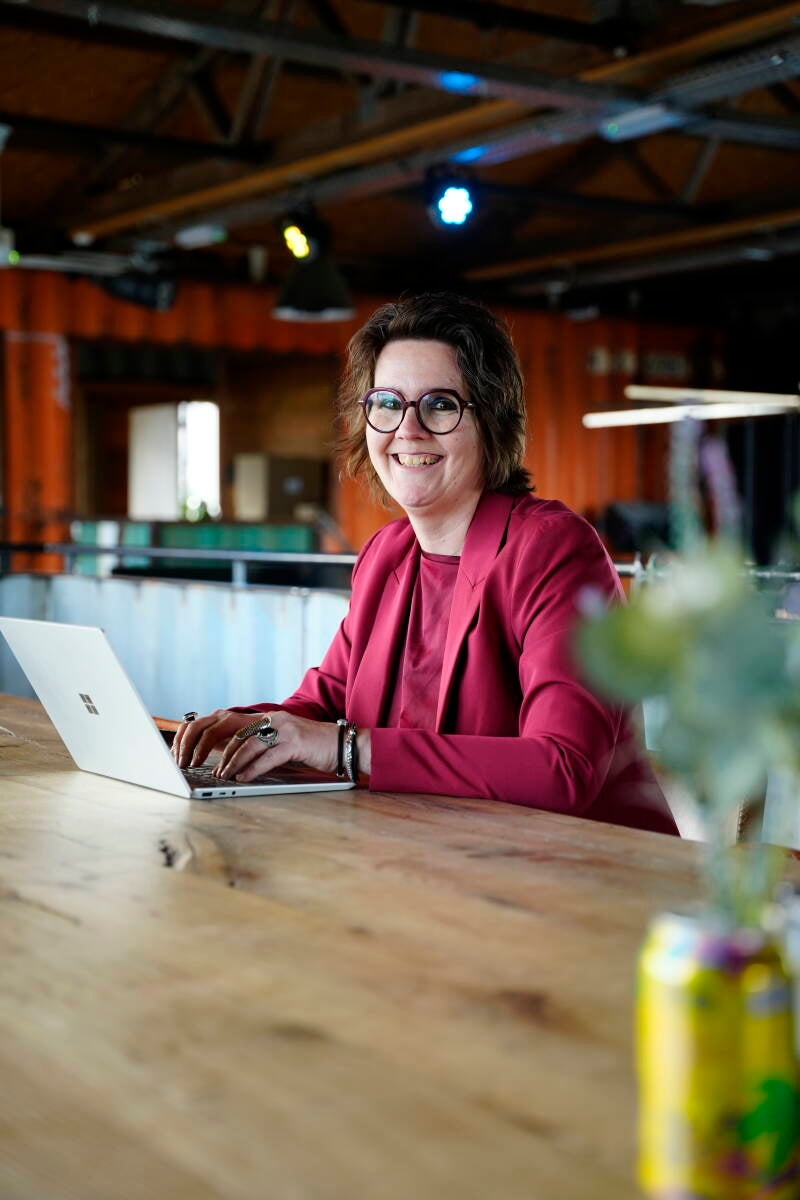 Vrouw achter laptop die administratie verwerkt – RossoSupport financiële buddy