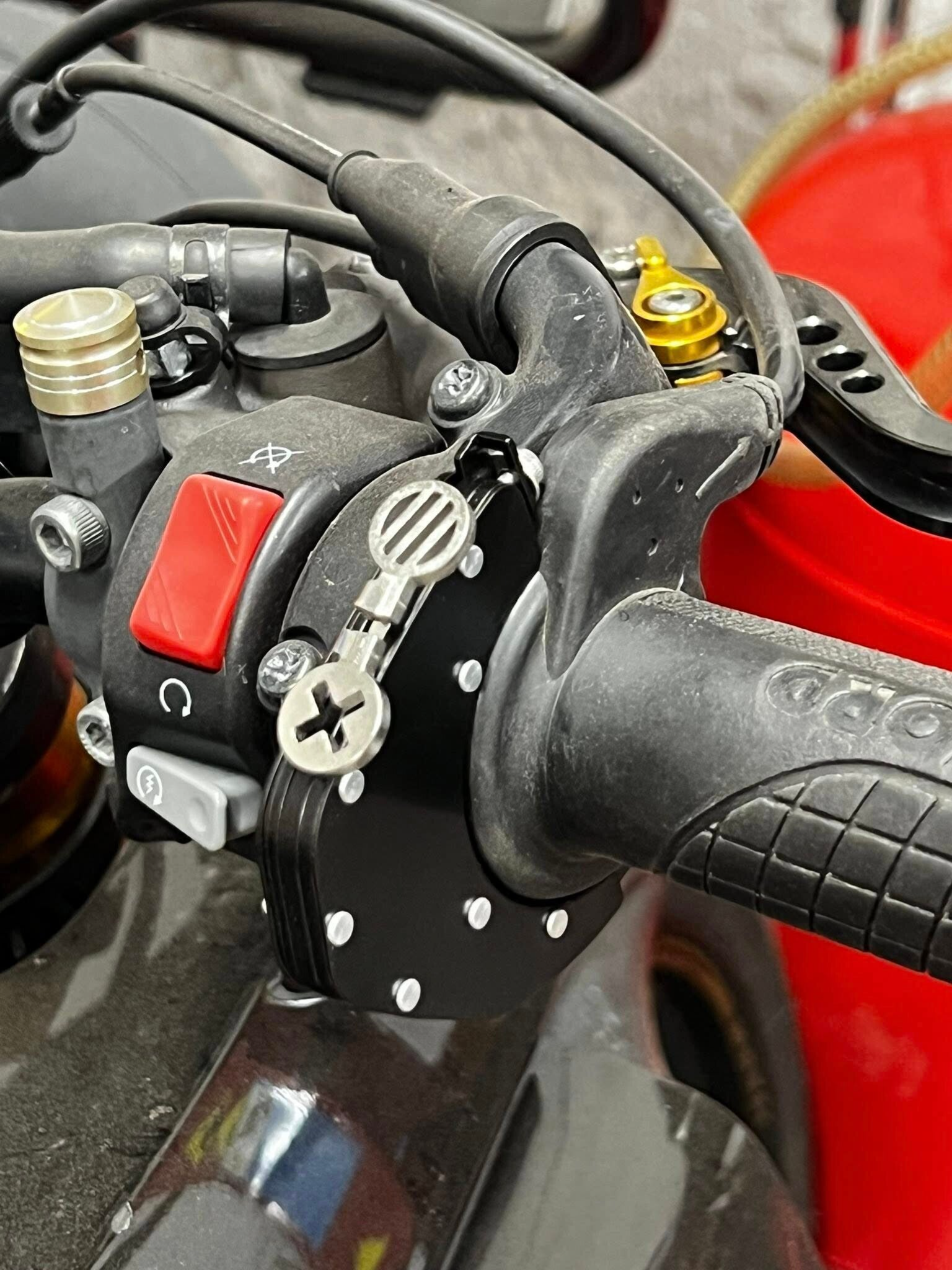 Moottoripyörän vakionopeudensäädin