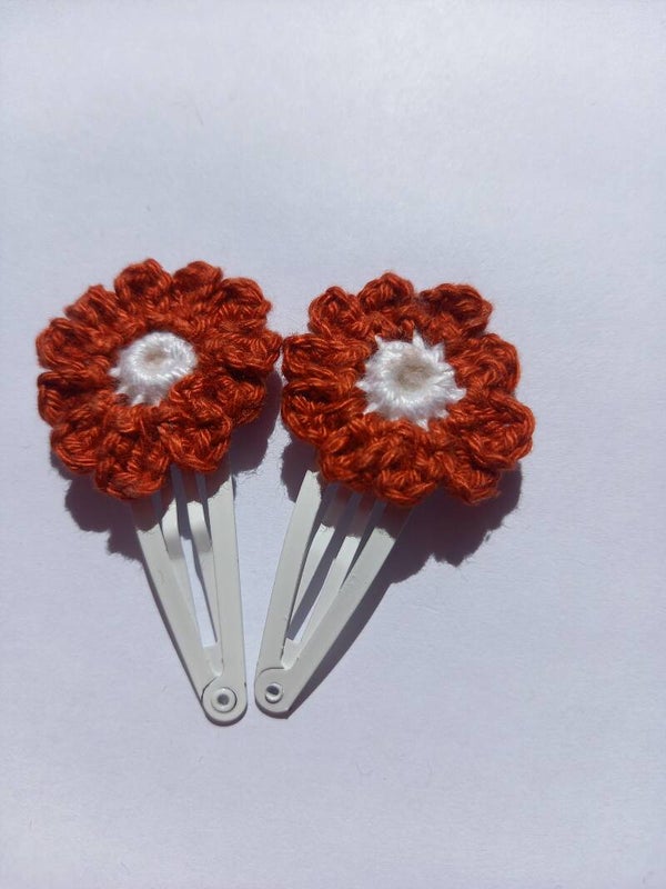 Witte haarknipjes 4,7 cm met een brik kleur bloemetje