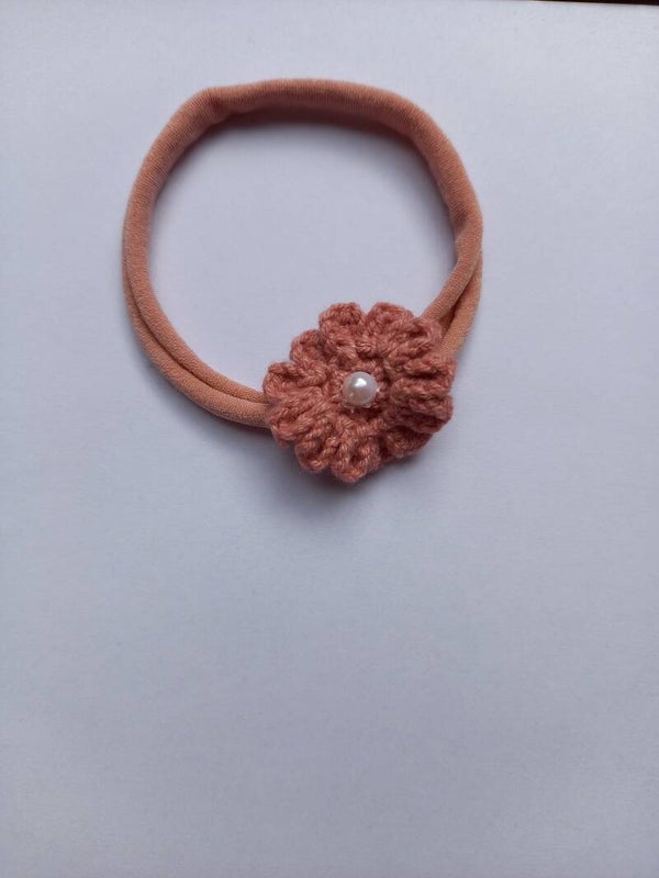 Oud roze kleur nylon haarbandje met een oud roze kleur bloemetje