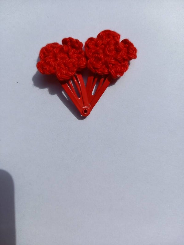 Rood knipje 3 cm met een rood bloemetje