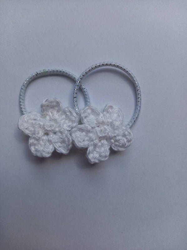 Een wit stiekje met een wit bloemetje