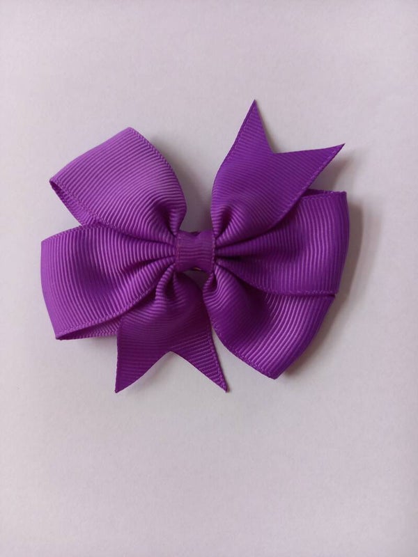 Een paarse kleur haarschuifje met strik