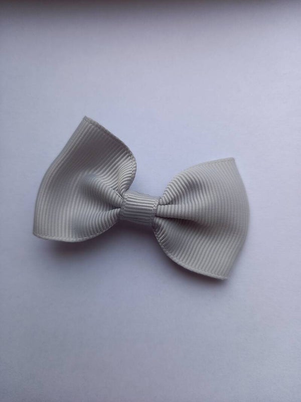 Een grijze kleur haarschuifje met strik ong. 6 cm