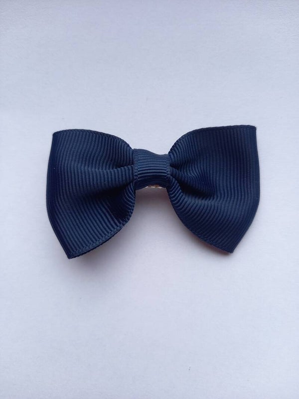 Een donker blauw haarschuifje met strik ong. 6 cm