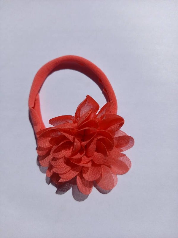 Een nylon haarbandje van de kleur Kamelie