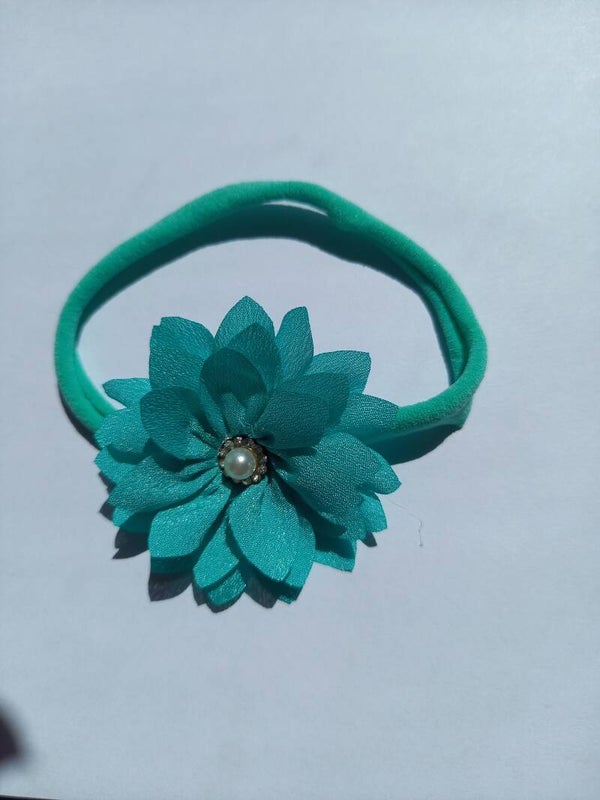 Een leuk nylon haarbandje met bloem
