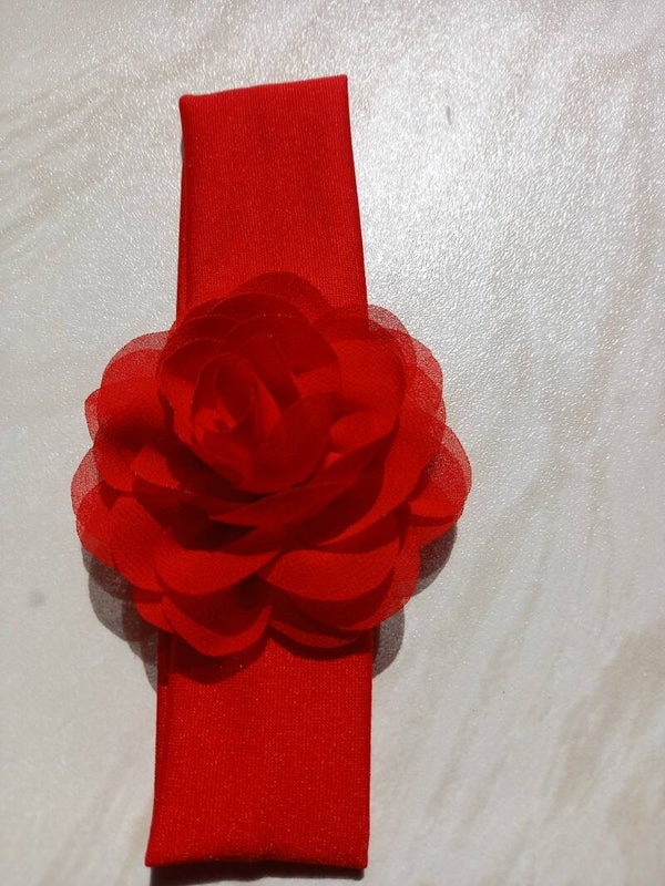 Een rood breed haarbandje