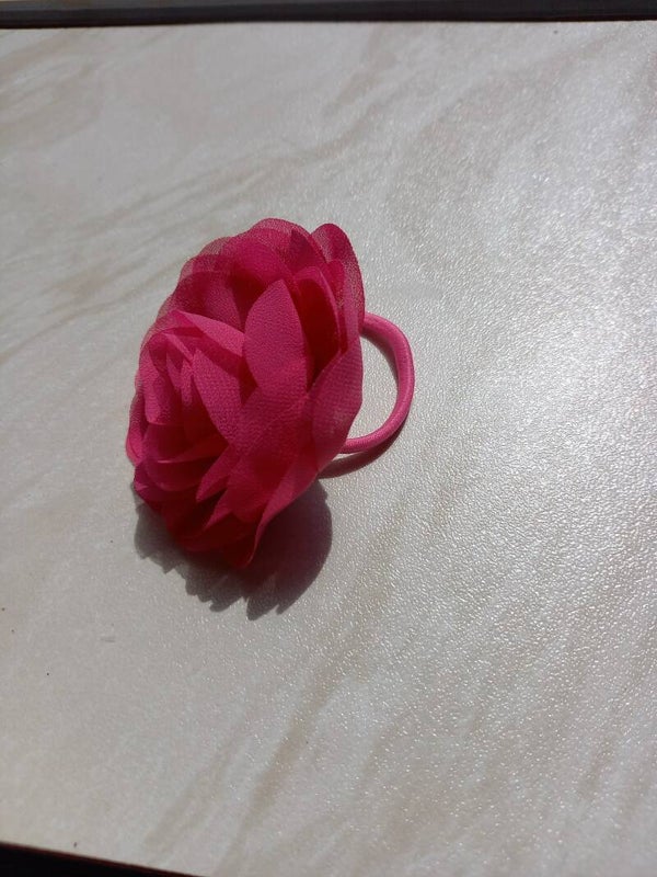 Haarelastiek met grote bloem