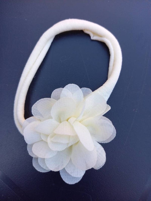 Ecru kleur nylon haarbandje met bloem