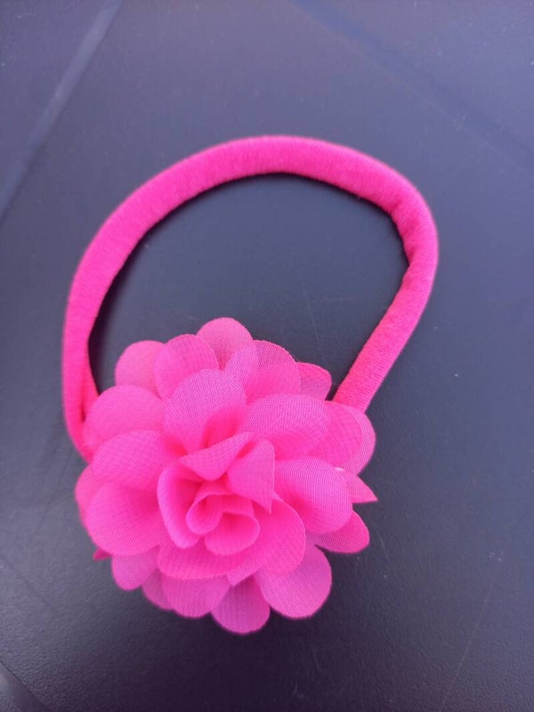 Een nylon haarbandje met bloem