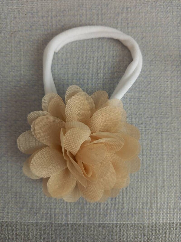 Wit nylon haarbandje met creme kleur bloem