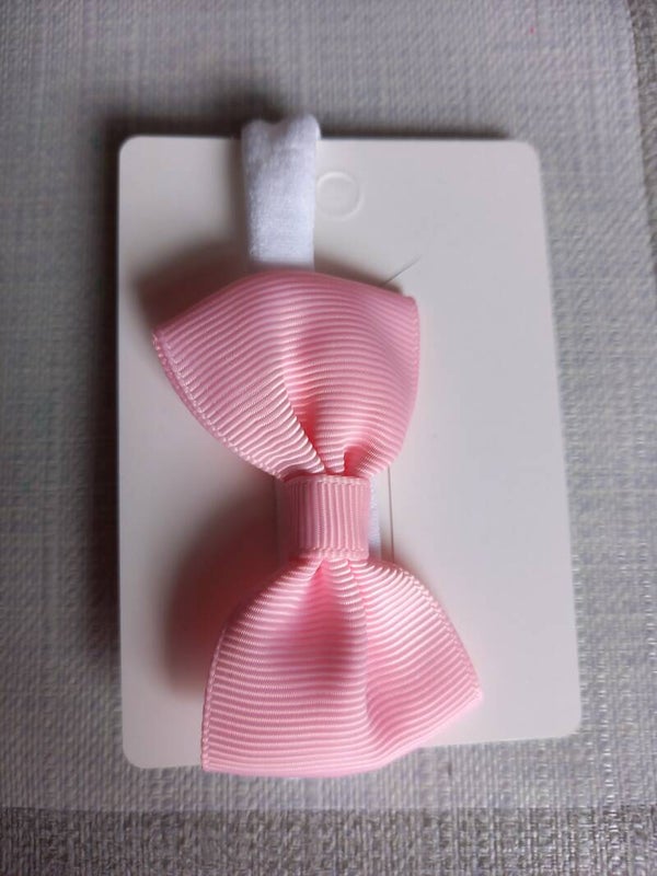 Een wit nylon haarbandje