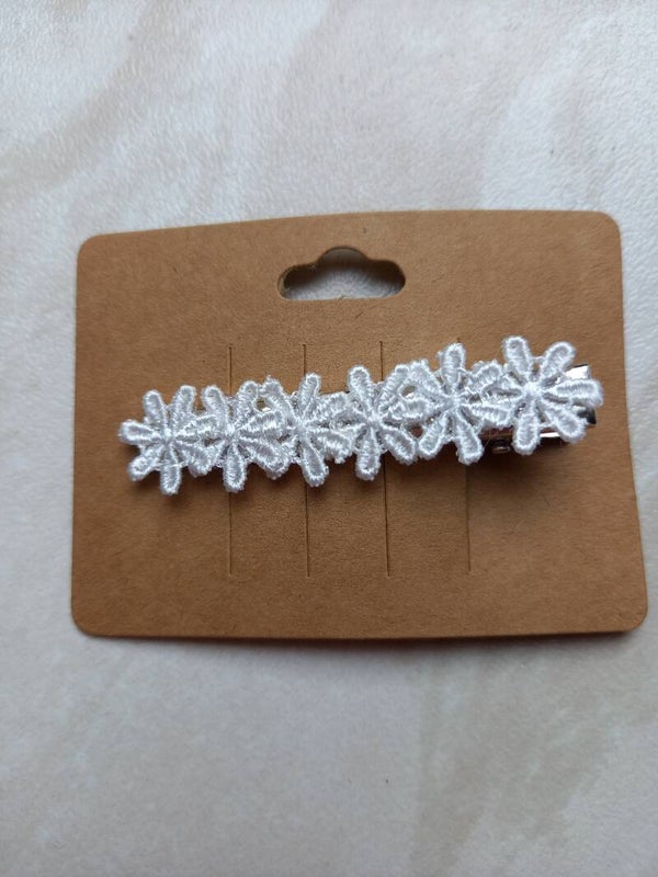 Haarschuifje met witte bloemetjes