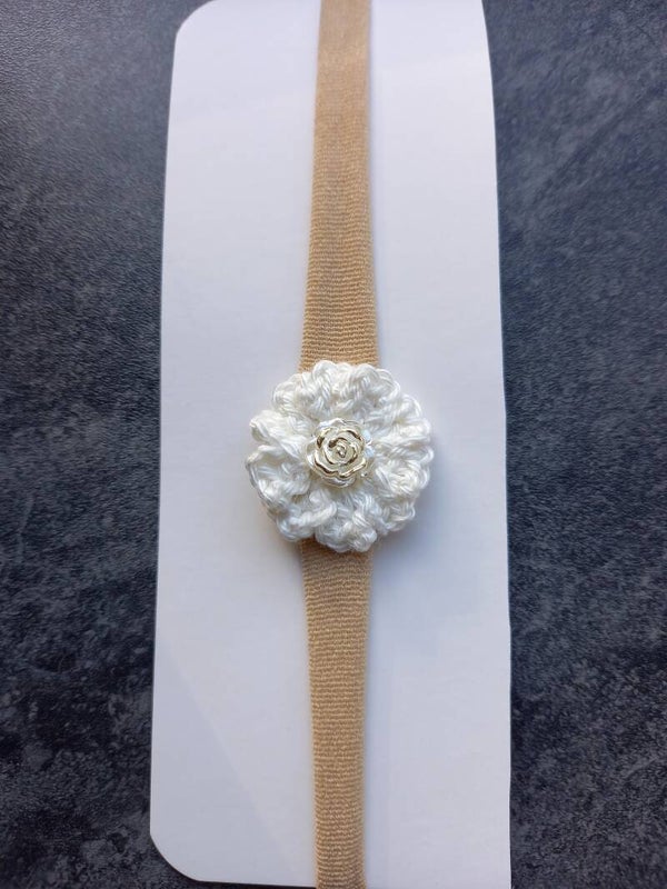 Taupe kleur nylon haarbandje, met bloem