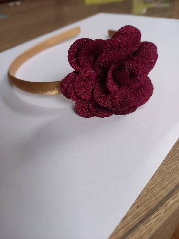 Taupe kleur harde haarband met een bordeaux kleur bloem