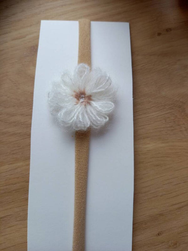 Taupe kleur nylon haarbandje met creme bloem