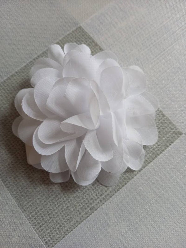 Haarschuifje met een witte bloem