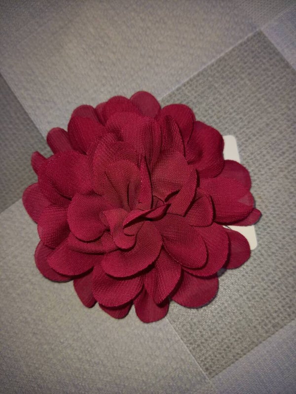 Haarschuifje met een bordeaux kleur bloem