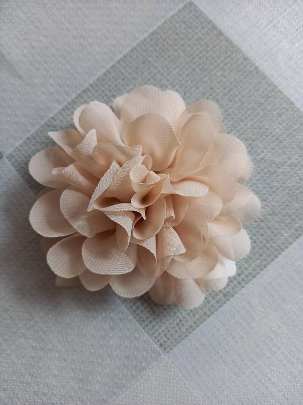 Haarschuifje met een zandkleurige bloem