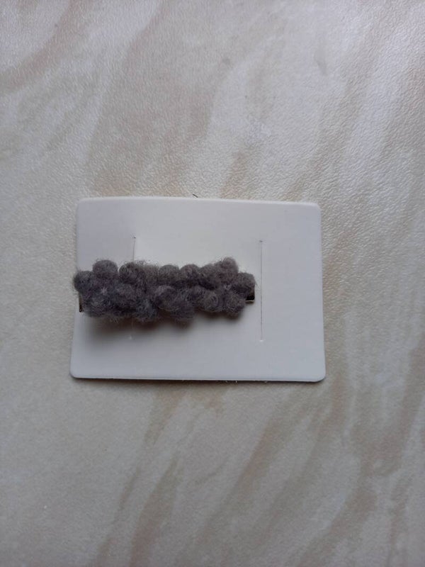 Klein haarschuifje met grijze bloemetjes