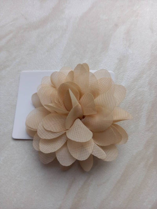 Zandkleur klein bloemetje met haarschuifje