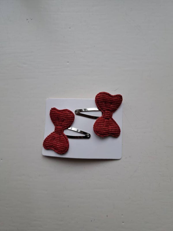 Haarknipjes met een donker rood plat strikje