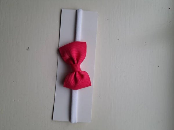 Nylon haarbandje met fuschia kleur strik