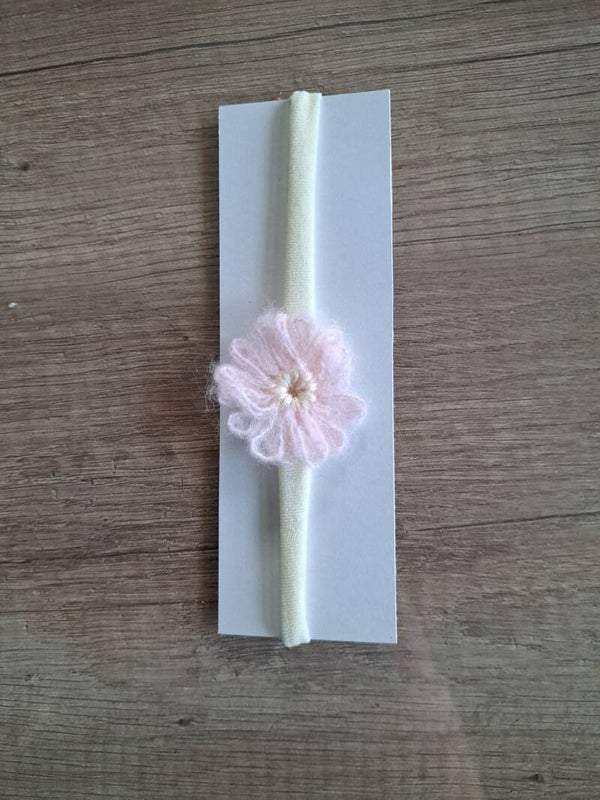 Nylon haarbandje met licht roze bloem