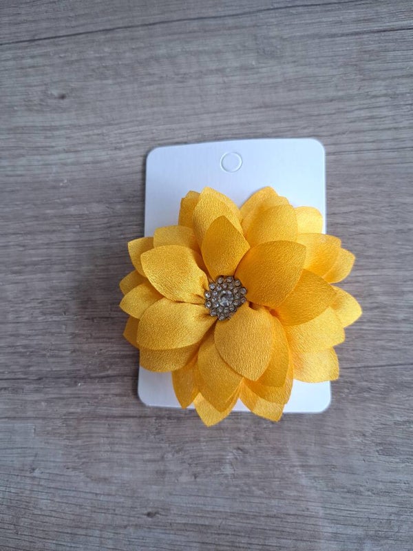 Alligator knip met gele bloem