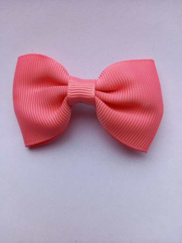 Een donker zalm kleurig haarschuifje met strik ong. 6 cm