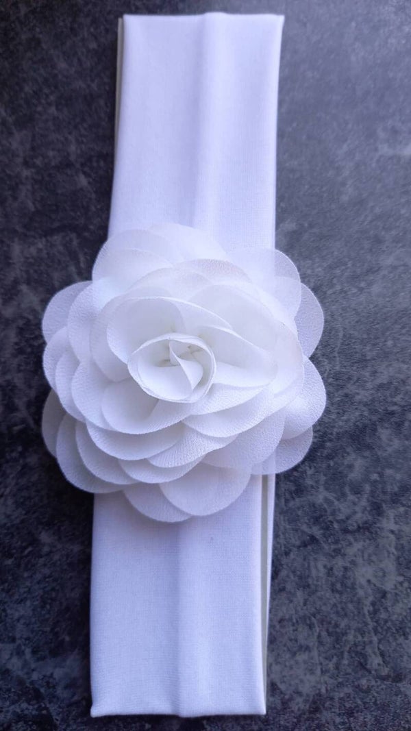 Brede witte haarband 4 cm breed met bloem