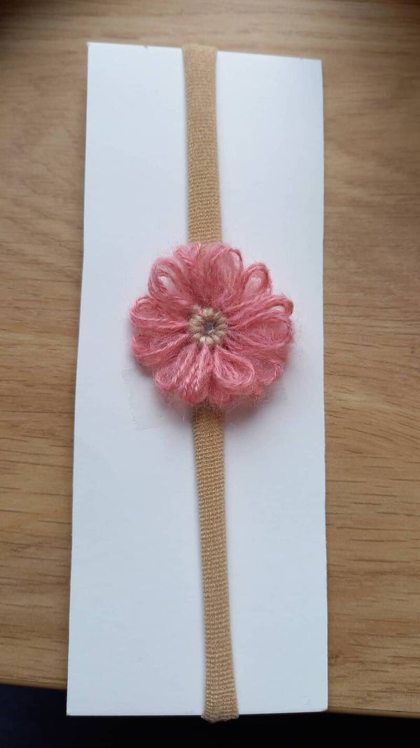 Taupe nylon haarbandje met roze bloem