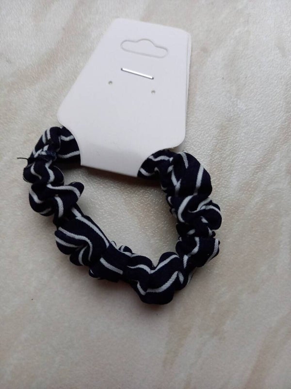 Zwart met wit scrunchie