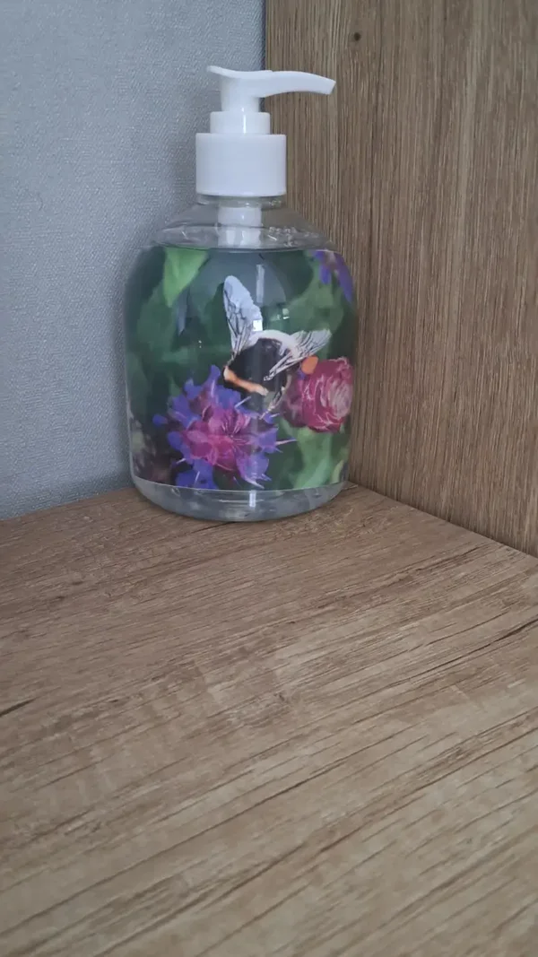 Bij in de bloemen