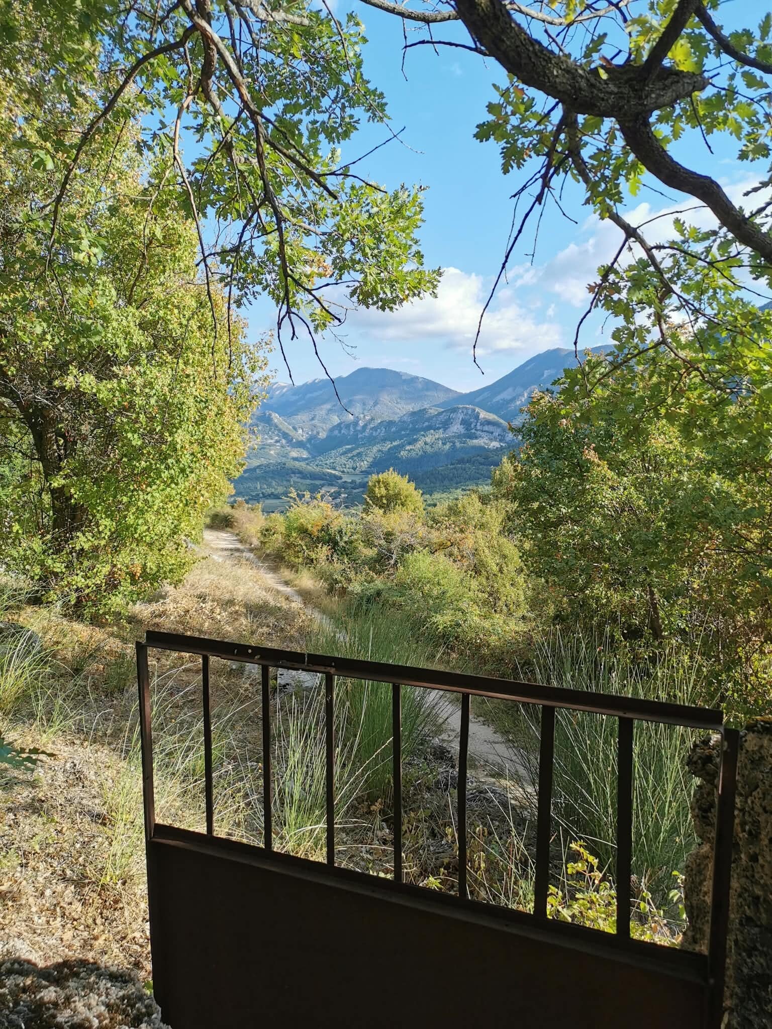 Un portail ouvert sur le paysage de la vallée du Jabron