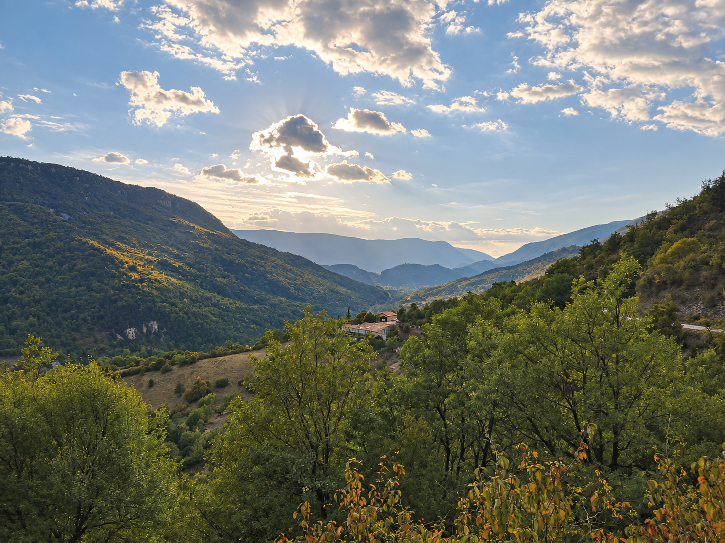 Paysage montagnard en contre-jour