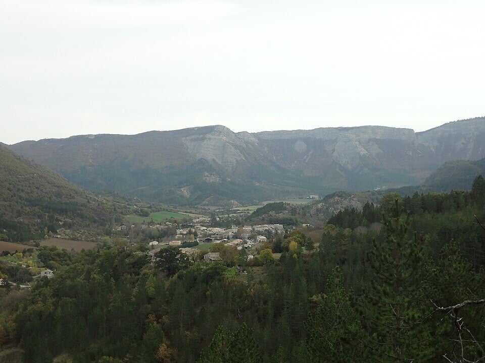Valbelle : la vallée, le village et le cirque