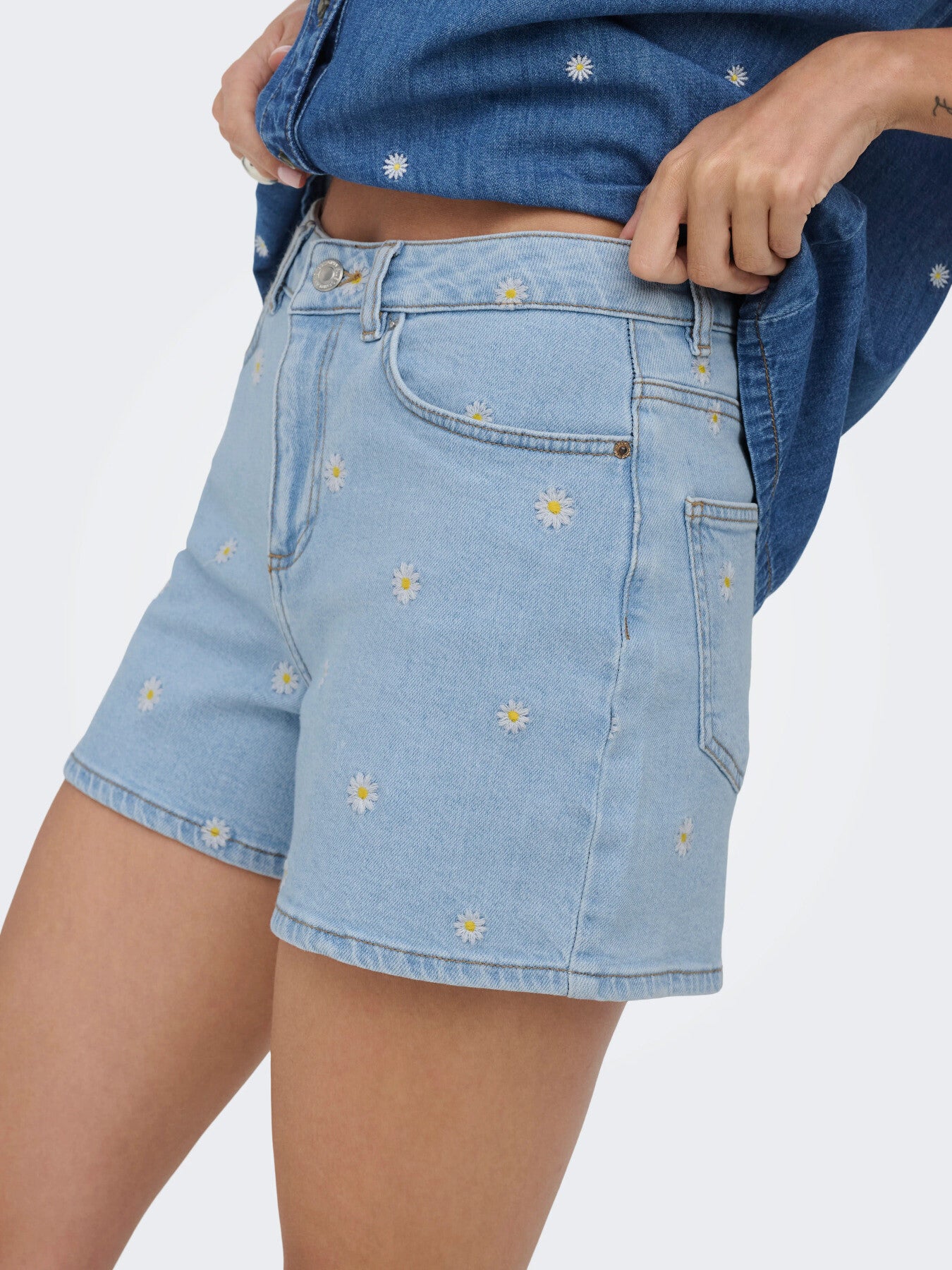 ONLY ONLJosephine Daisy Denim Shorts - Light Blue Denim