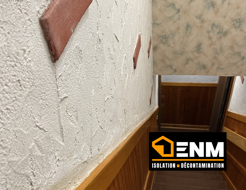 Des travaux de décontamination d'amiante sur des murs en stuco