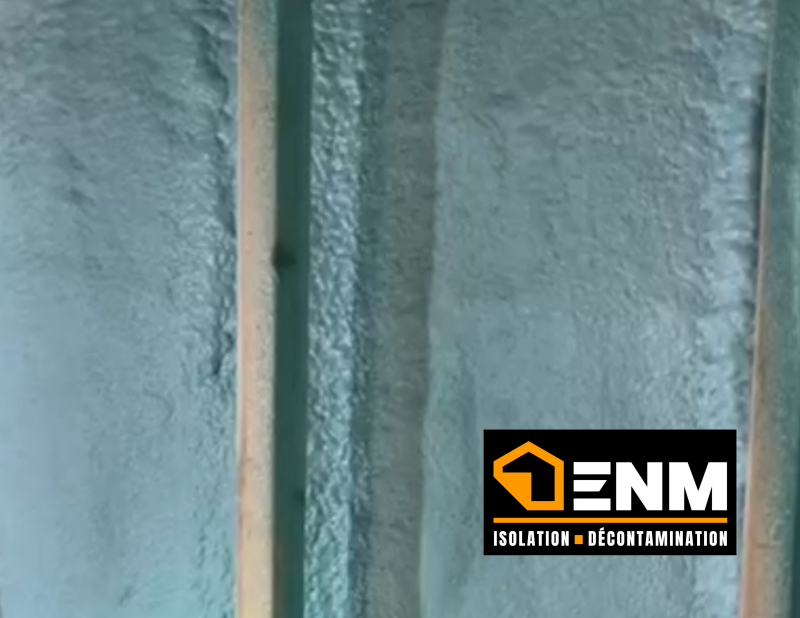 Isolation à l’uréthane giclée des murs d'une maison au Québec