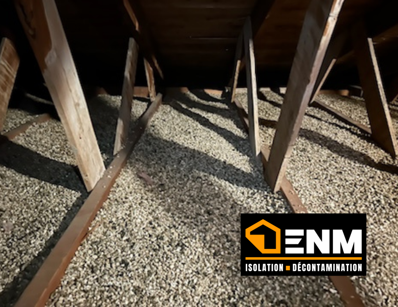 Enlèvement de vermiculite d'un grenier à Val-d'Or