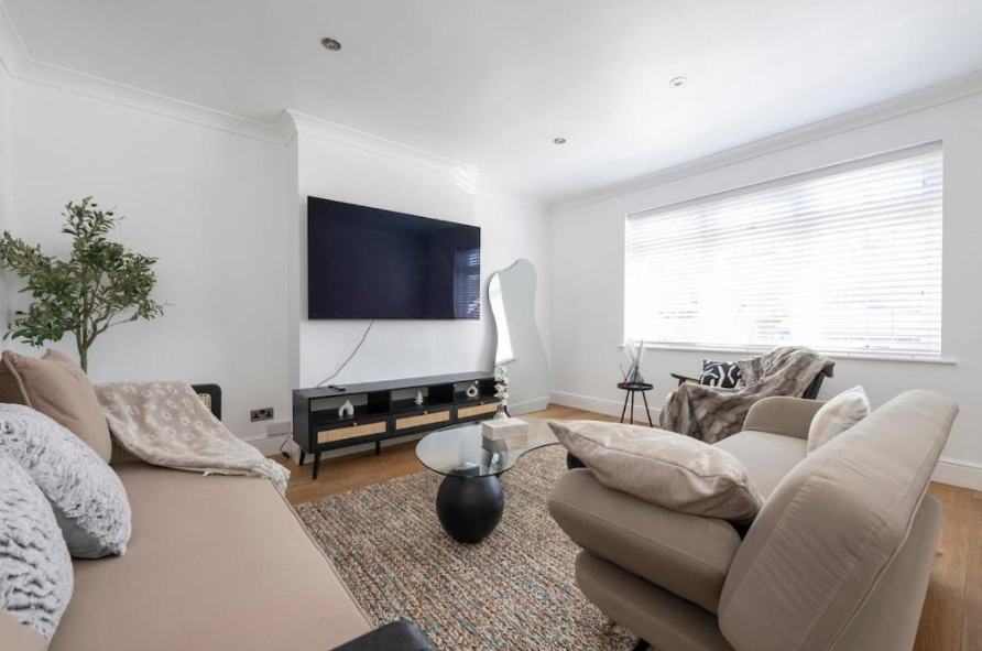 4 Bed Semi-Detached House £1,950 pcm