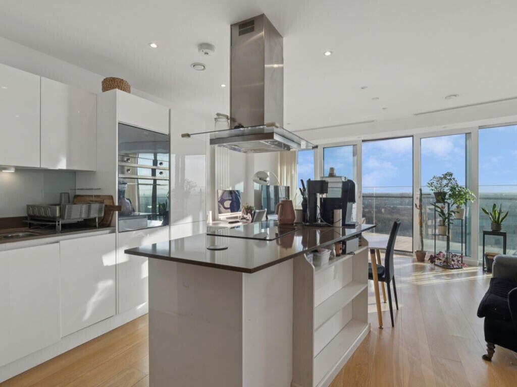 Two-Bedroom Apartment – Canary Wharf, London £2,600 pcm