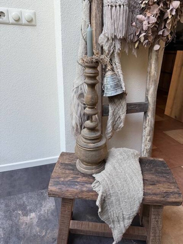 1022, Prachtige Landelijk houten kandelaar op voet,