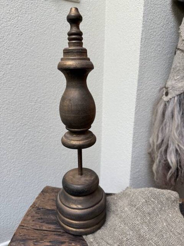 1023, Houten Pinakel op voet hoog 40cm