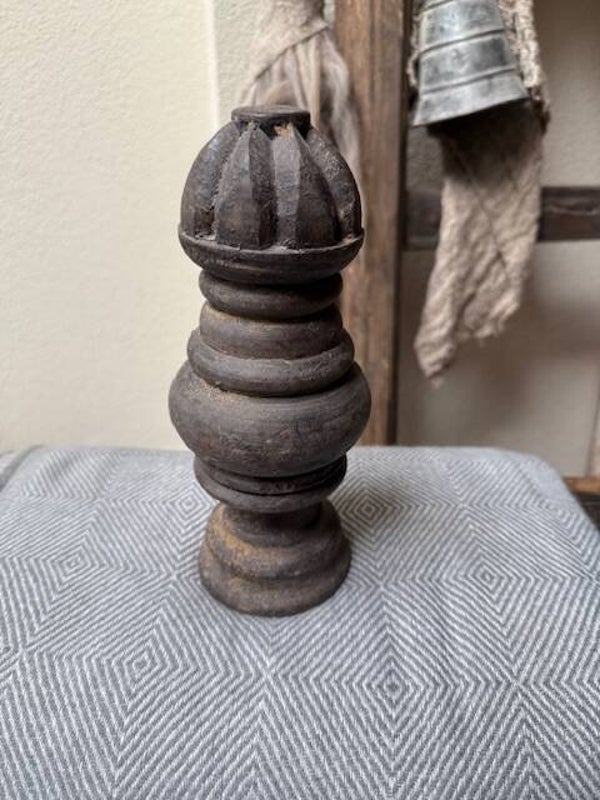 1093, Houten pinakel op voet 22cm