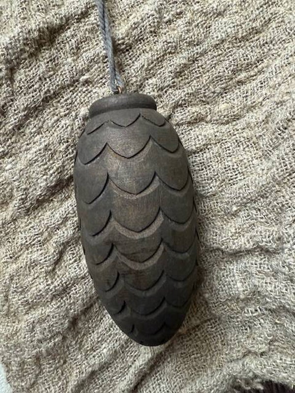 1095, Sobere houten kerstbal groot, schubben 15,5cm lang