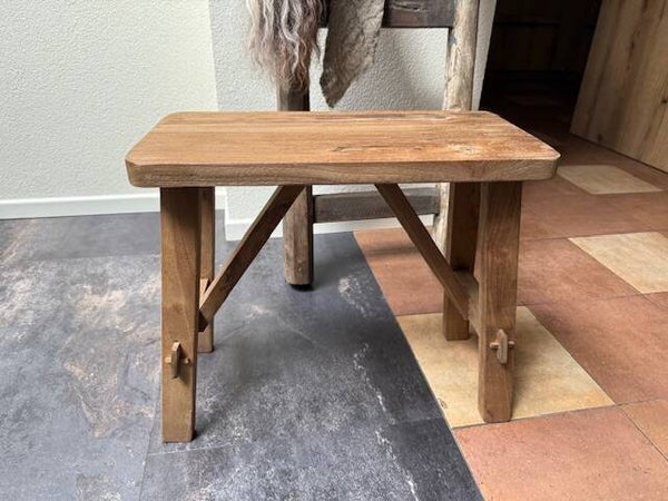1096, Houten Krukje 50 x 44 x 24,5cm
