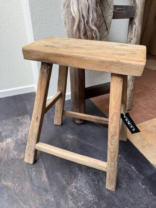 1097, Houten Luksa aziatische kruk, 34 x 18, (poten 42 x 31)